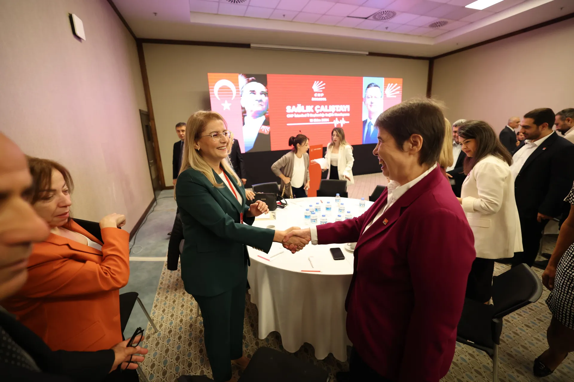 BAŞKAN OVALIOĞLU SAĞLIK ÇALIŞTAYINDA KONUŞTU: “İNSANDAN VE YAŞAMDAN YANA TUTUMUMUZU KARARLILIKLA SÜRDÜRECEĞİZ”