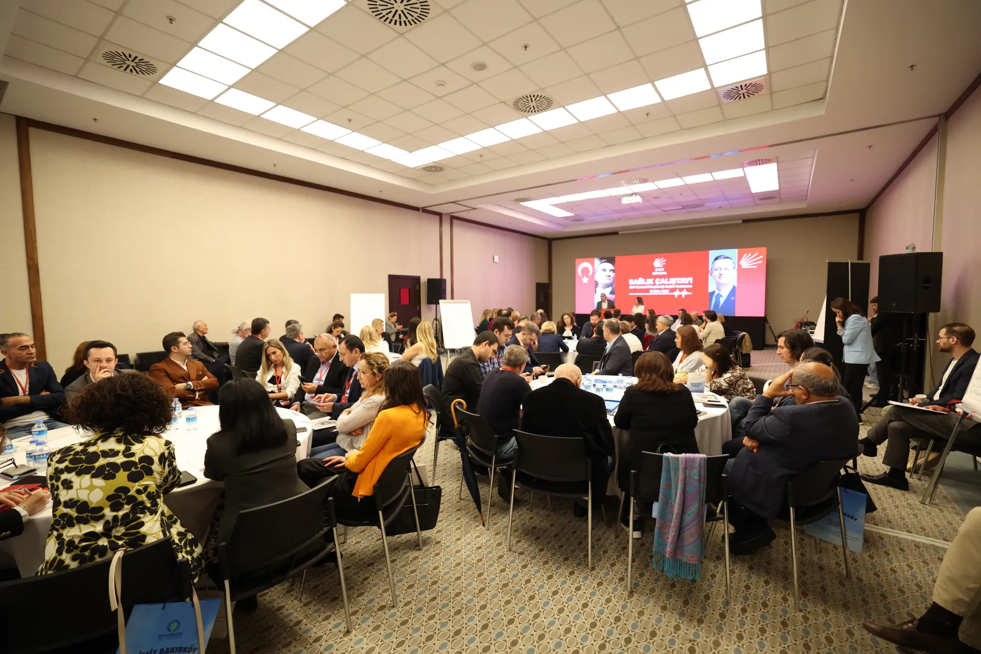 BAŞKAN OVALIOĞLU SAĞLIK ÇALIŞTAYINDA KONUŞTU: “İNSANDAN VE YAŞAMDAN YANA TUTUMUMUZU KARARLILIKLA SÜRDÜRECEĞİZ”